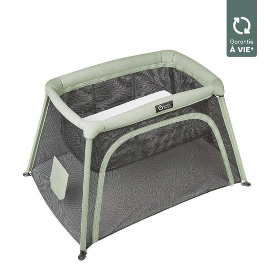 Travel cot with light green frame, dark gray fabric and front mesh panel