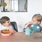 LEARN'ISY baby meal kit during feeding: kids with bibs, bowls, and training cups