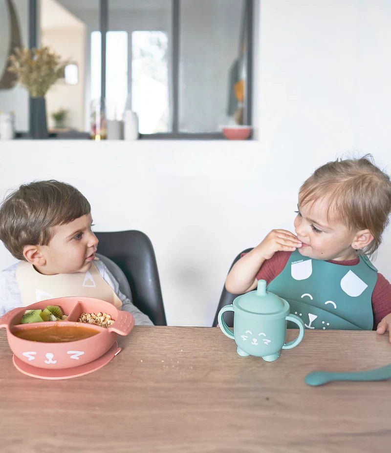 LEARN'ISY baby meal kit during feeding: kids with bibs, bowls, and training cups