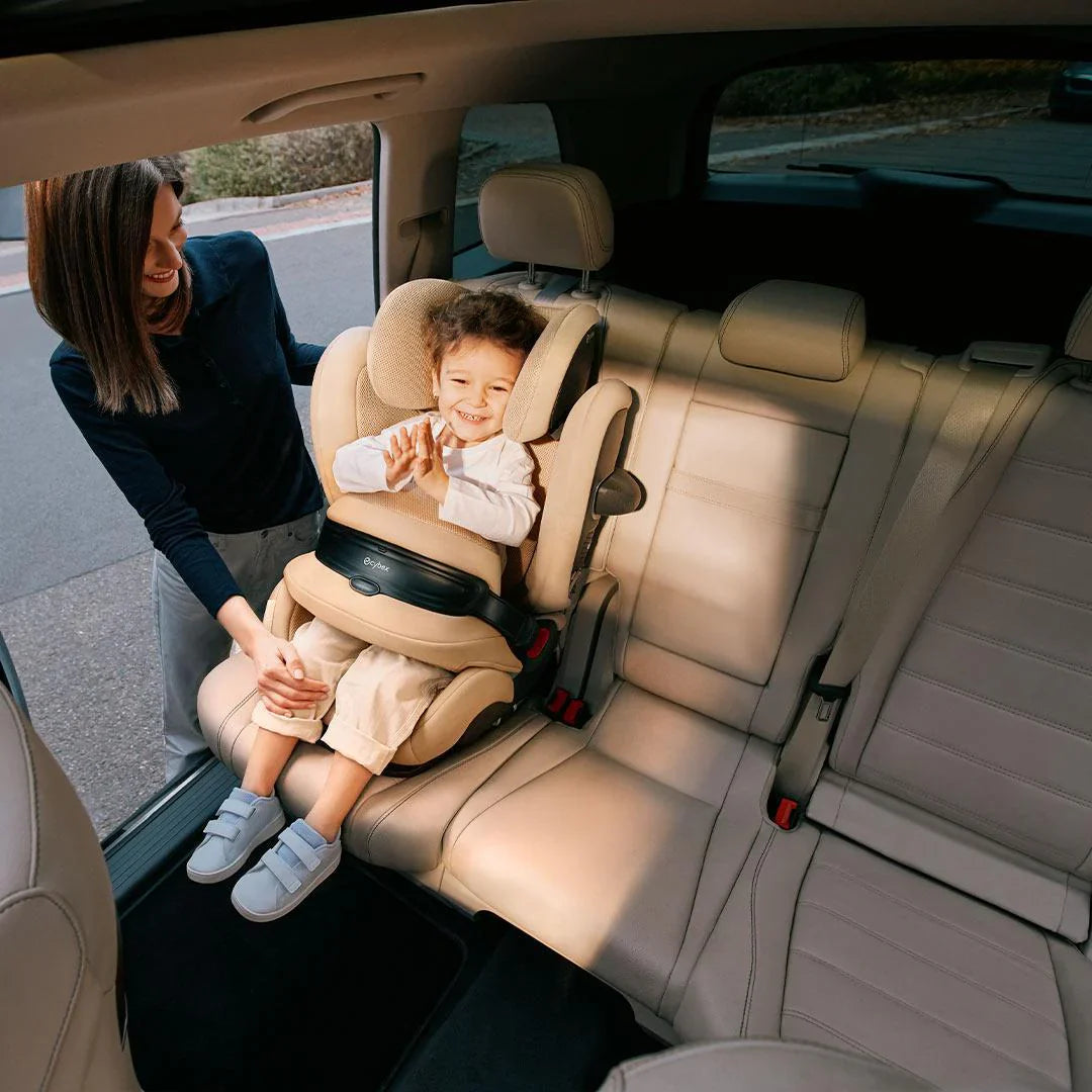 i-Size car seat with five-point harness, front-facing view with child seated