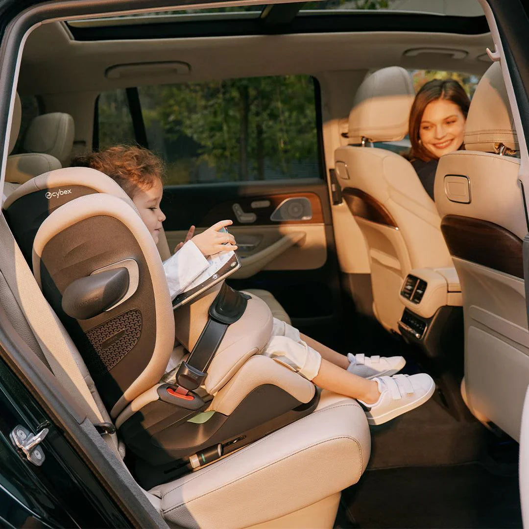 i-Size car seat with adjustable headrest, child seated in rear seat