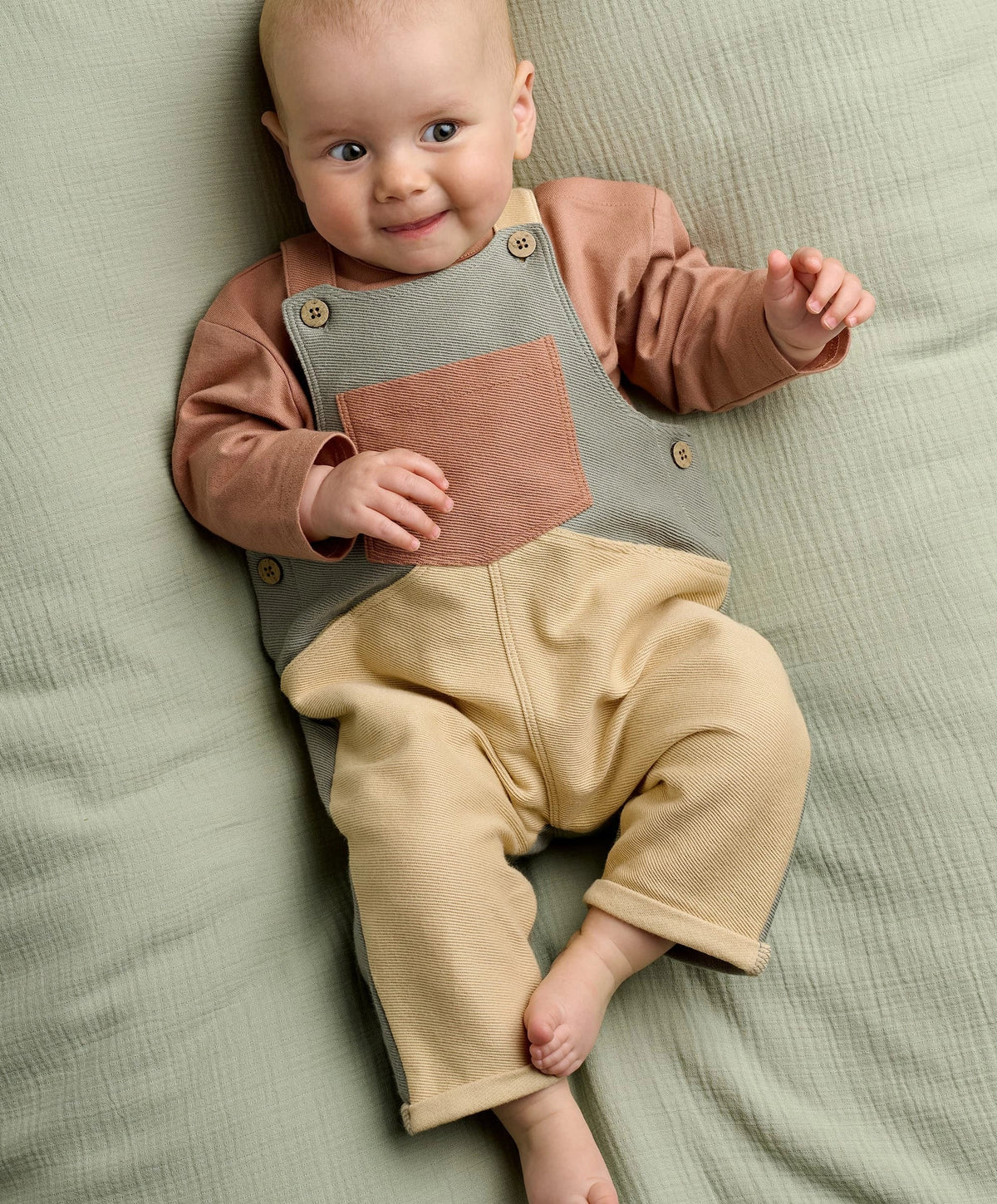 Baby color-block dungaree outfit set with long-sleeve top, pink sleeves, gray bib