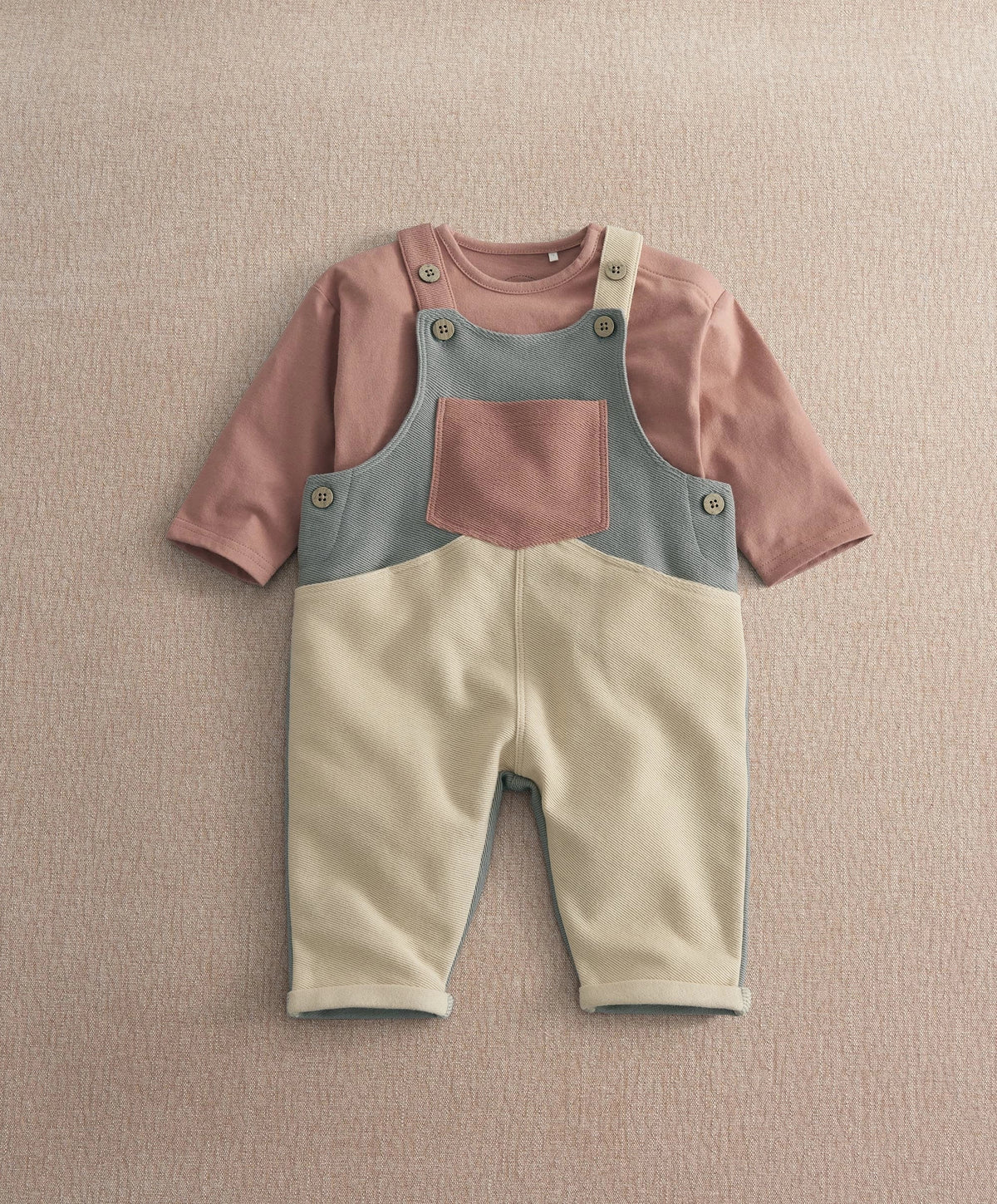 Color-block dungaree outfit set: gray overalls with central bib pocket, pink sleeves