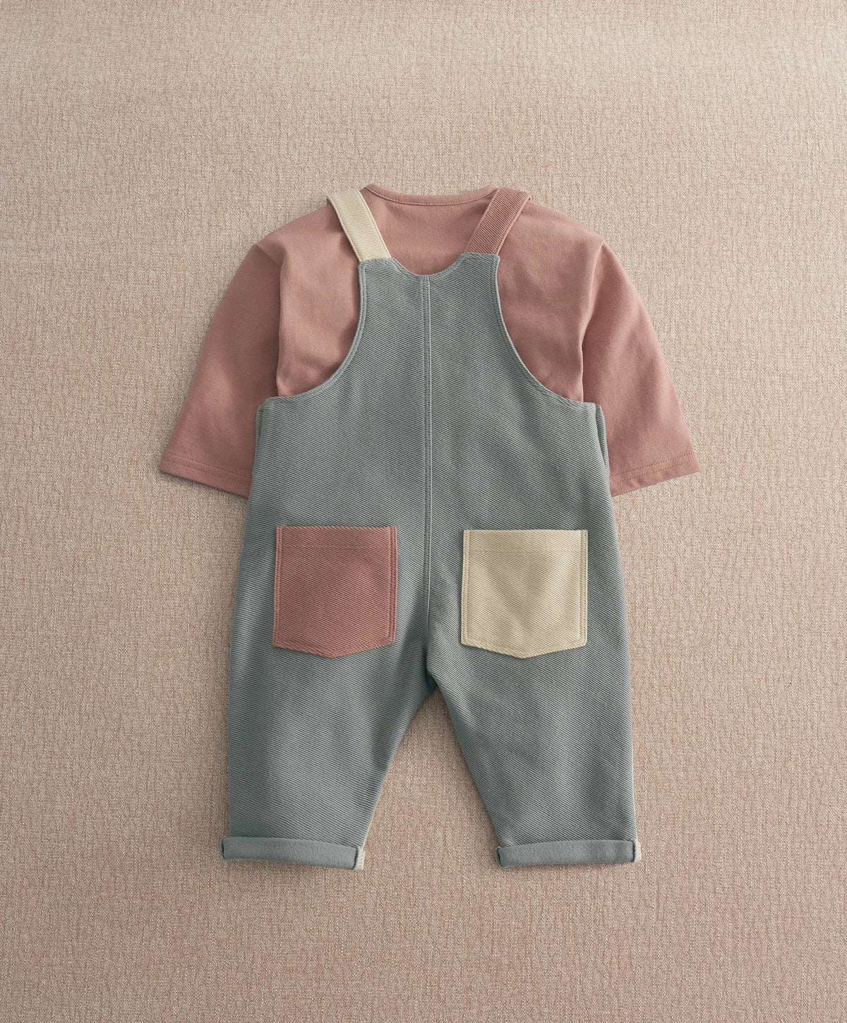 Color-block dungaree outfit set: gray overalls with square pockets, pink long-sleeve top
