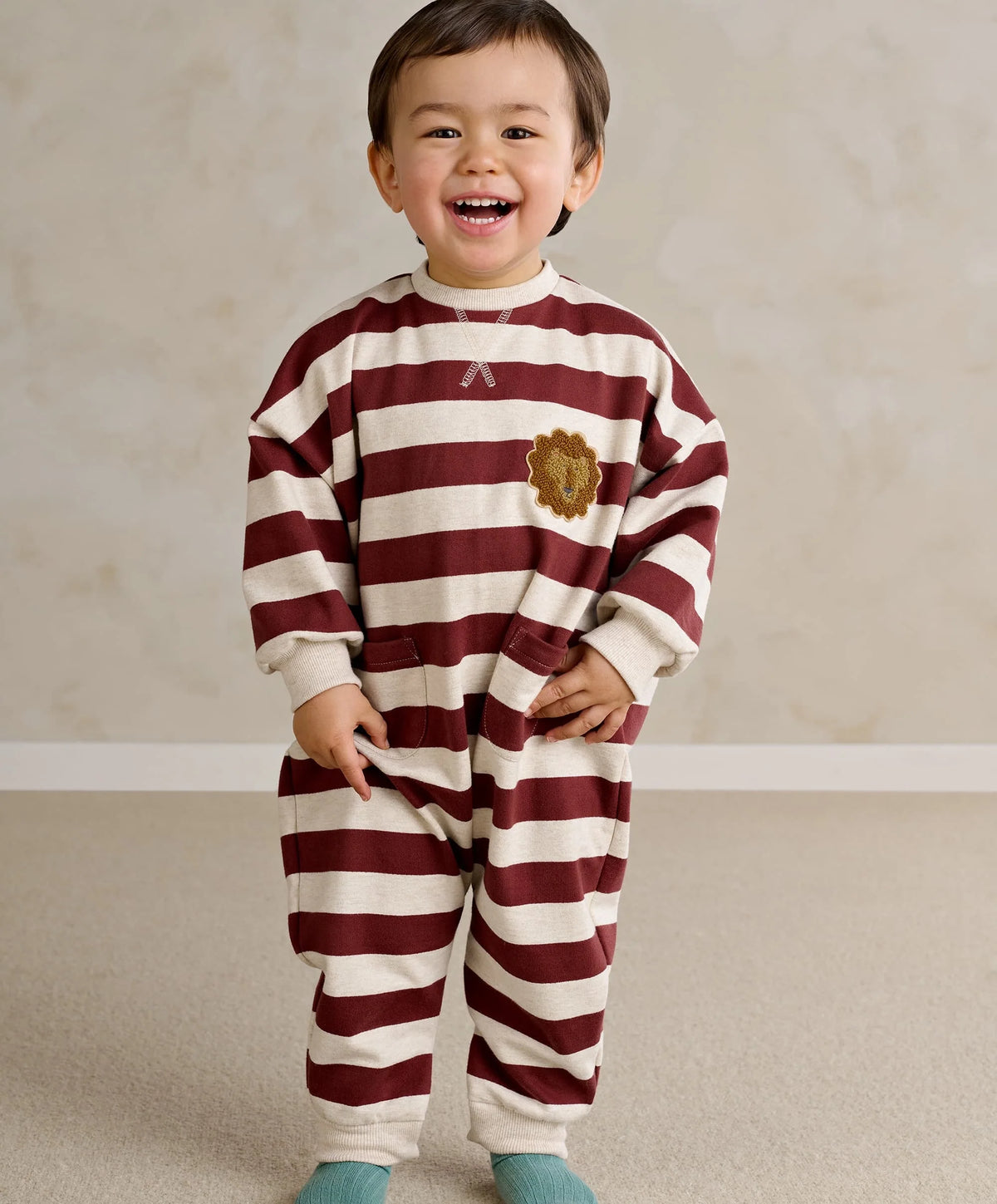 Children's striped romper with lion patch, long sleeves, burgundy and cream