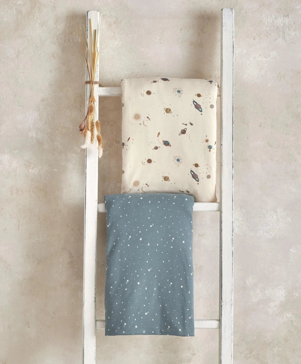 Cotbed fitted sheets, blue and cream star-print, fitted corners