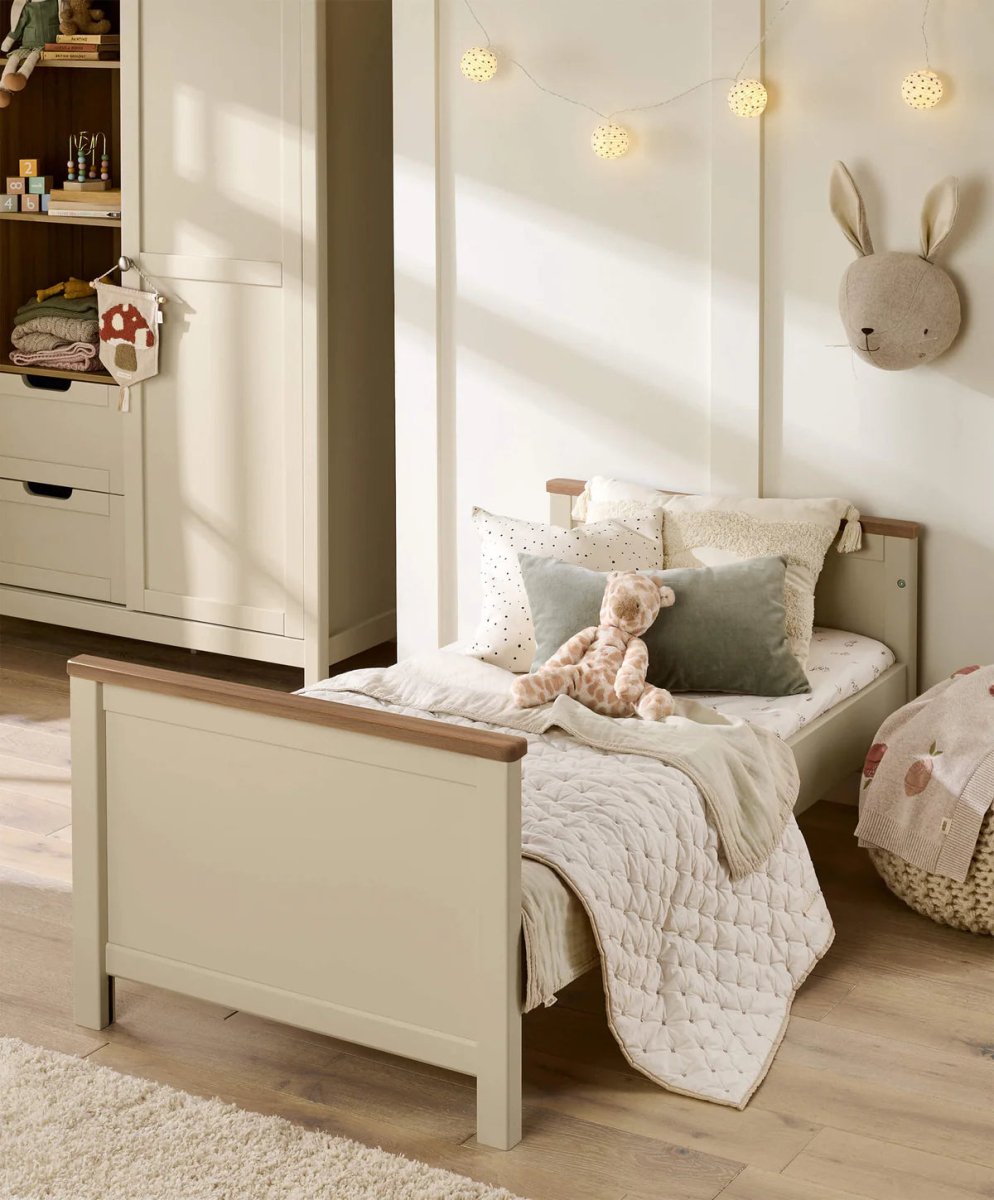 Harwell cotbed - cashmere with wooden rails and white bedding, beige quilt