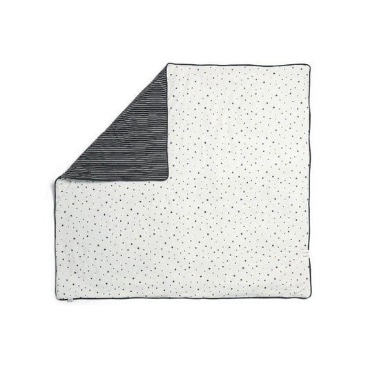 Reversible quilt: white with small star dots and dark striped reverse side