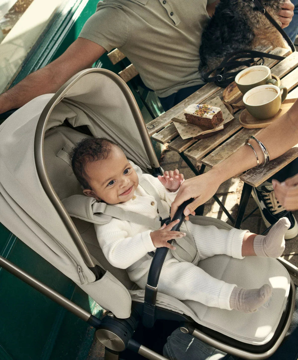 Vardo pushchair with light seat, baby in a front-facing carrycot
