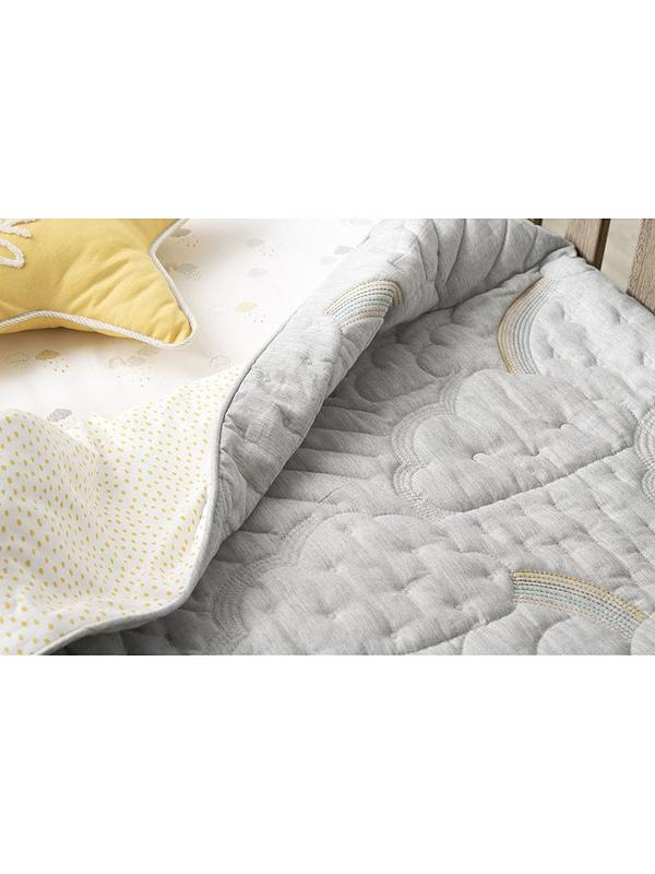 Cloud-pattern quilt for cotbed in light gray with yellow accents